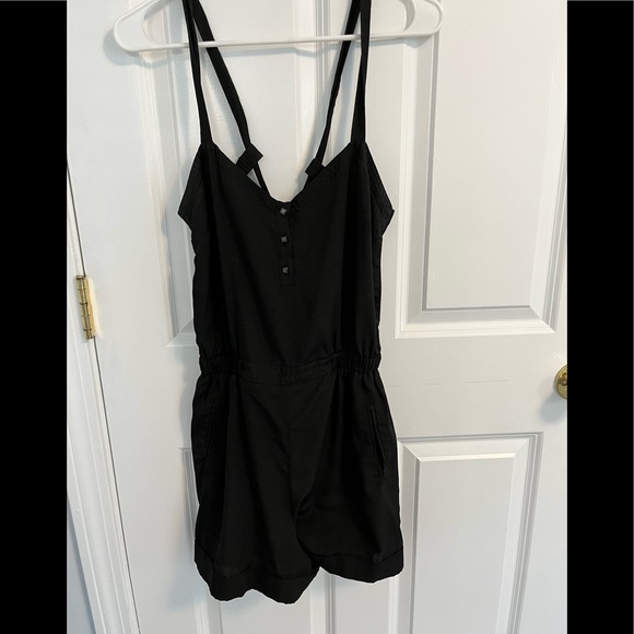 Black BCBG romper short pants jumpsuit with low back detail and pockets size 4 - Picture 5 of 14